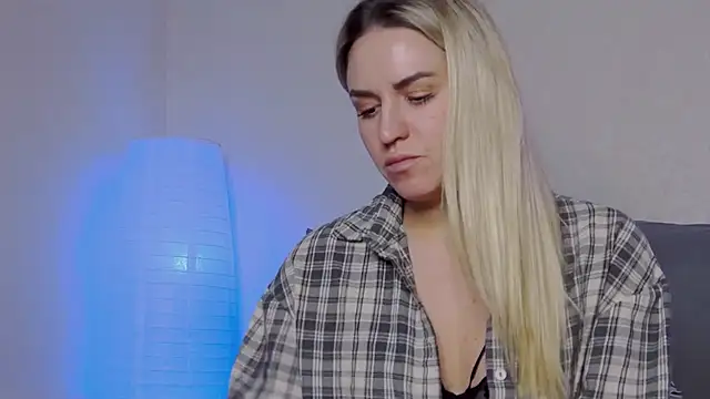 Snapshot of SofiJames chatting on December 21, 9:01 am SofiJames online show from December 21, 9:01 am