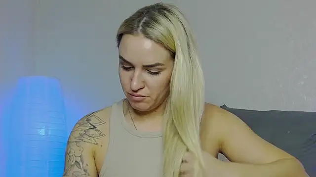 Snapshot of SofiJames chatting on January 7, 9:18 am SofiJames online show from January 7, 9:18 am