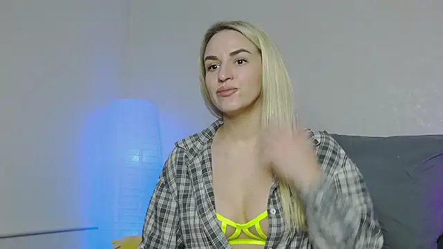 Snapshot of SofiJames chatting on January 11, 6:14 am SofiJames online show from January 11, 6:14 am