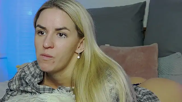 Snapshot of SofiJames chatting on January 12, 9:40 am SofiJames online show from January 12, 9:40 am