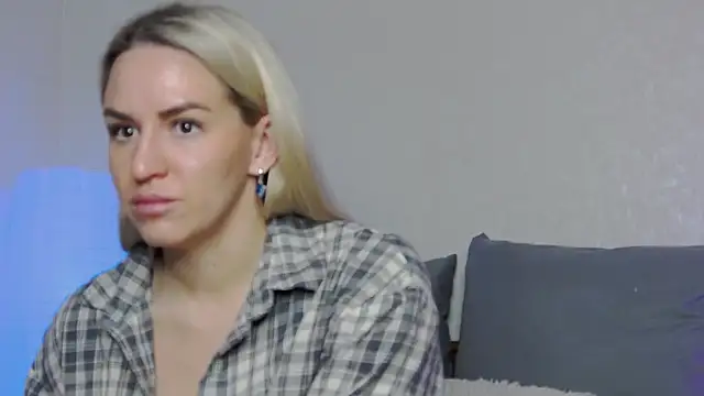 Snapshot of SofiJames chatting on January 15, 6:12 am SofiJames online show from January 15, 6:12 am