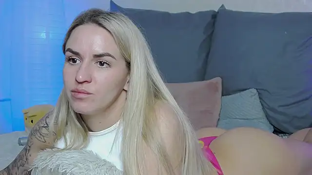 Snapshot of SofiJames chatting on January 19, 9:11 am SofiJames online show from January 19, 9:11 am