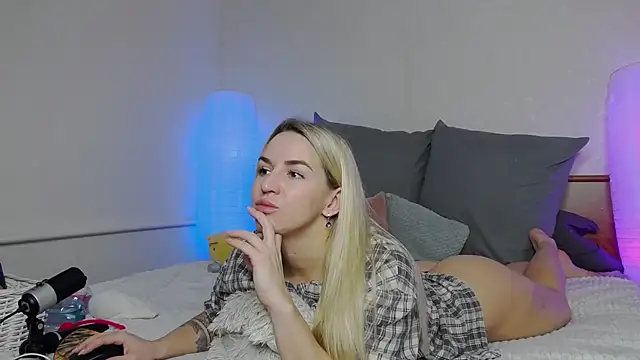 Snapshot of SofiJames chatting on February 1, 6:32 am SofiJames online show from February 1, 6:32 am