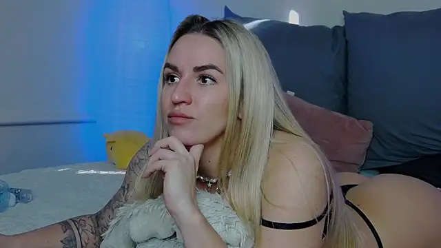 Snapshot of SofiJames chatting on February 8, 6:22 am SofiJames online show from February 8, 6:22 am