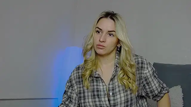 Snapshot of SofiJames chatting on February 16, 6:32 am SofiJames online show from February 16, 6:32 am