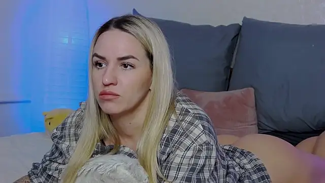 Snapshot of SofiJames chatting on February 23, 6:17 am SofiJames online show from February 23, 6:17 am