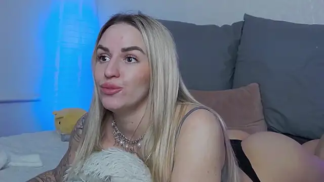 Snapshot of SofiJames chatting on March 8, 6:21 am SofiJames online show from March 8, 6:21 am