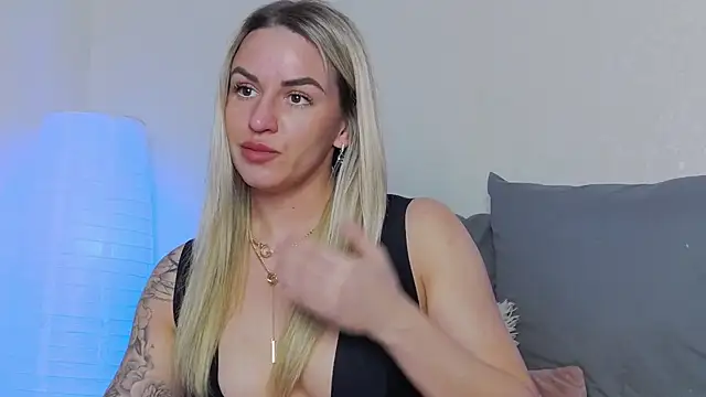 Snapshot of SofiJames chatting on March 23, 6:26 am SofiJames online show from March 23, 6:26 am