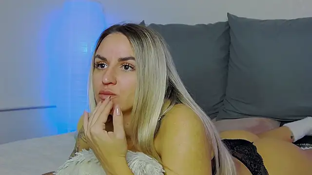 Snapshot of SofiJames chatting on September 11, 6:24 am SofiJames online show from September 11, 6:24 am