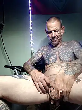 Snapshot of deepstroker42071 chatting on October 13, 6:13 am deepstroker42071 online show from October 13, 6:13 am