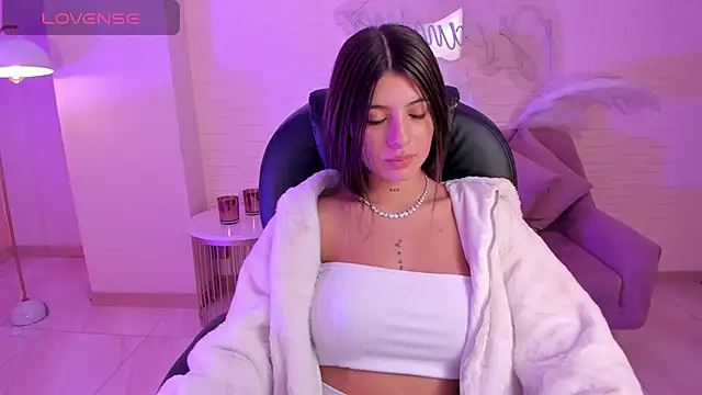 Snapshot of AlessiaCorleone_ chatting on January 6, 6:52 pm AlessiaCorleone online show from January 6, 6:52 pm