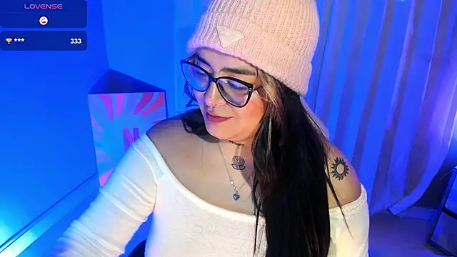 Snapshot of chloe_bonnet chatting on December 21, 12:09 am chloe bonnet online show from December 21, 12:09 am