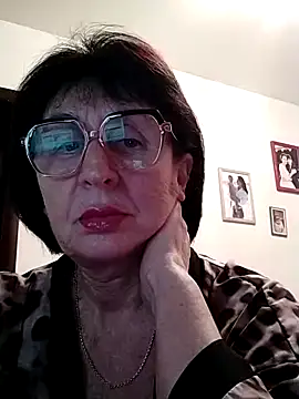 Snapshot of AlbinaXPretty chatting on December 8, 8:47 pm AlbinaXPretty online show from December 8, 8:47 pm