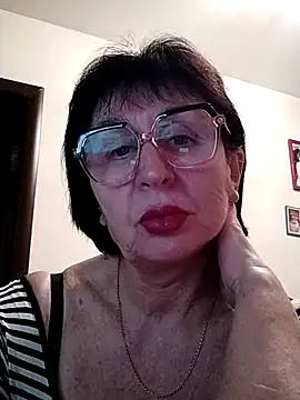 Snapshot of AlbinaXPretty chatting on February 3, 5:35 pm AlbinaXPretty online show from February 3, 5:35 pm