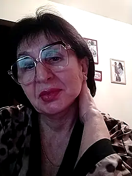 Snapshot of AlbinaXPretty chatting on February 9, 7:19 pm AlbinaXPretty online show from February 9, 7:19 pm