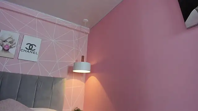 Snapshot of dolly_zoe chatting on December 1, 9:42 pm dolly zoe online show from December 1, 9:42 pm