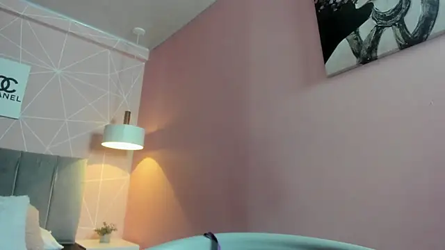 Snapshot of dolly_zoe chatting on January 13, 4:18 am dolly zoe online show from January 13, 4:18 am