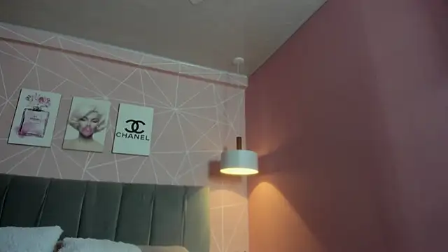 Snapshot of dolly_zoe chatting on February 5, 10:47 pm dolly zoe online show from February 5, 10:47 pm