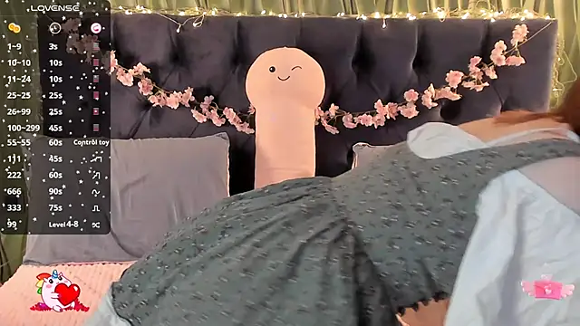 Snapshot of AliceLanley chatting on November 18, 11:25 am AliceLanley online show from November 18, 11:25 am