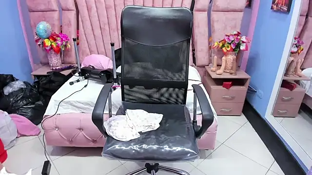 Snapshot of HornySkinny26 chatting on October 13, 4:34 am HornySkinny26 online show from October 13, 4:34 am