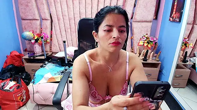 Snapshot of HornySkinny26 chatting on November 20, 4:01 am HornySkinny26 online show from November 20, 4:01 am