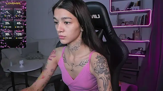 Snapshot of vinkitinkii chatting on December 24, 6:33 am vinkitinkii online show from December 24, 6:33 am