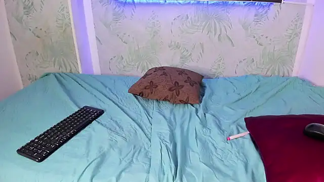 yungelitamor  online show from March 23, 7:42 am