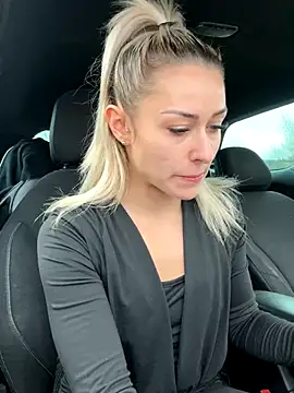 Snapshot of petrouchkaaa_ chatting on December 3, 10:39 am petrouchkaaa online show from December 3, 10:39 am