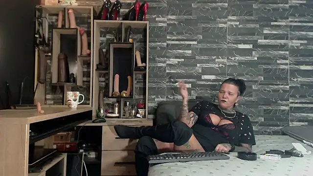 Snapshot of Mistress_Miry chatting on December 6, 7:43 am Mistress Miry online show from December 6, 7:43 am