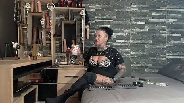 Snapshot of Mistress_Miry chatting on December 23, 4:22 am Mistress Miry online show from December 23, 4:22 am