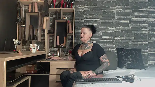 Snapshot of Mistress_Miry chatting on February 8, 4:36 am Mistress Miry online show from February 8, 4:36 am