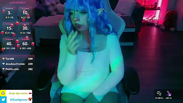 Snapshot of PetiteAngel666 chatting on January 22, 3:52 am PetiteAngel666 online show from January 22, 3:52 am