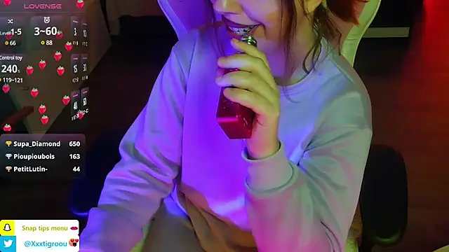 Snapshot of PetiteAngel666 chatting on January 24, 3:32 am PetiteAngel666 online show from January 24, 3:32 am