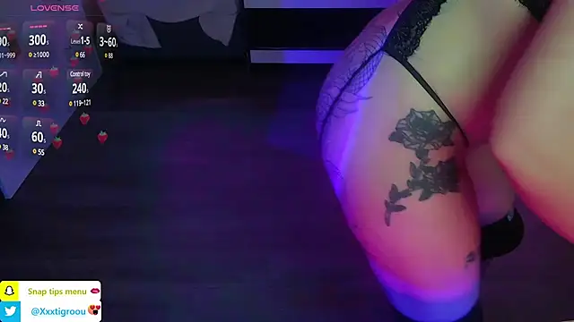 Snapshot of PetiteAngel666 chatting on January 30, 12:50 am PetiteAngel666 online show from January 30, 12:50 am