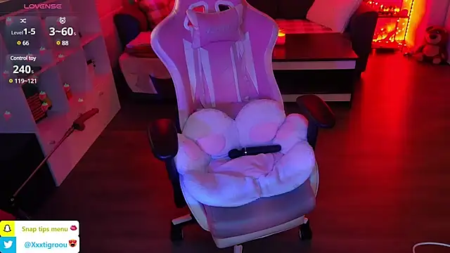 Snapshot of PetiteAngel666 chatting on February 15, 12:37 am PetiteAngel666 online show from February 15, 12:37 am