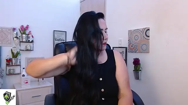 Snapshot of amalia_brunette chatting on December 10, 11:19 pm amalia brunette online show from December 10, 11:19 pm