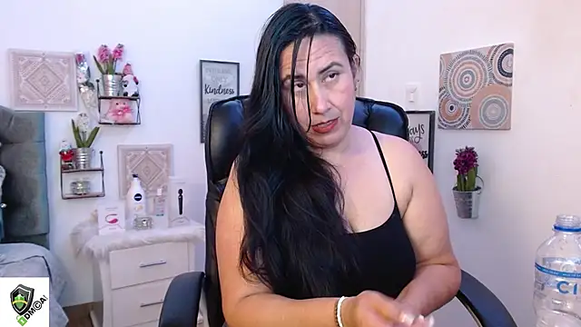 Snapshot of amalia_brunette chatting on December 30, 11:17 pm amalia brunette online show from December 30, 11:17 pm