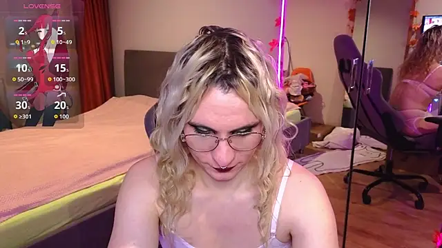 Snapshot of Lori_Myaf chatting on November 18, 2:54 pm Lori Myaf online show from November 18, 2:54 pm