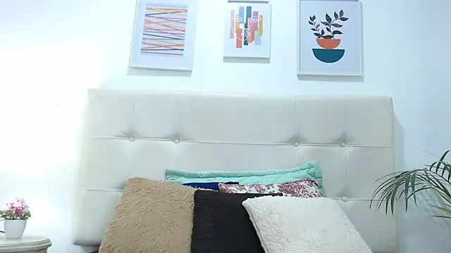 Snapshot of TiffanyFox1 chatting on February 27, 12:02 pm TiffanyFox1 online show from February 27, 12:02 pm