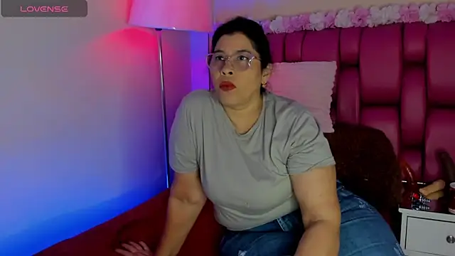 Snapshot of desire_matture chatting on February 18, 7:19 pm desire matture online show from February 18, 7:19 pm