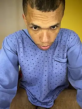 Snapshot of MoiseXxx_777 chatting on October 5, 1:04 am MoiseXxx 777 online show from October 5, 1:04 am