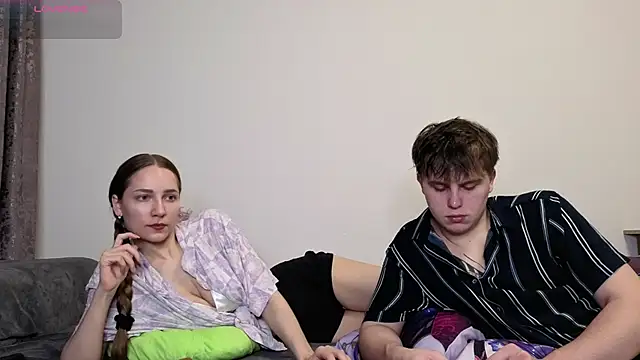 Snapshot of Emily_and_Ilumi chatting on December 4, 5:43 pm Emily and Ilumi online show from December 4, 5:43 pm