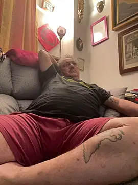 Snapshot of Russirayu chatting on January 27, 11:54 pm Russirayu online show from January 27, 11:54 pm