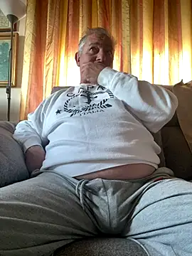 Snapshot of Russirayu chatting on December 1, 4:12 pm Russirayu online show from December 1, 4:12 pm