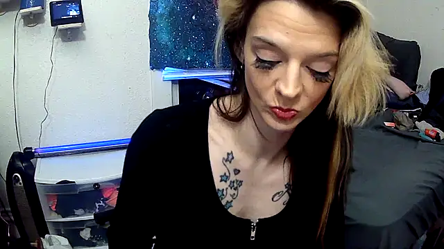 Snapshot of dangereyez0010 chatting on March 4, 8:42 am dangereyez0010 online show from March 4, 8:42 am