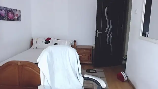 Snapshot of evamaria2024 chatting on October 10, 8:13 am evamaria2024 online show from October 10, 8:13 am