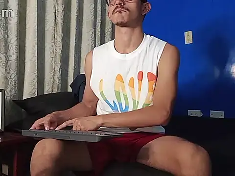 Snapshot of HomeAloneK chatting on November 16, 8:03 pm HomeAloneK online show from November 16, 8:03 pm