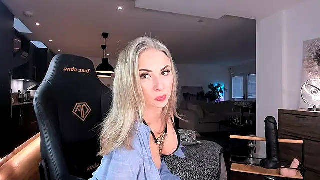 Snapshot of GoddessElizabethX chatting on December 17, 3:39 pm GoddessElizabethX online show from December 17, 3:39 pm