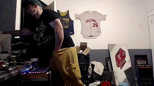 Snapshot of sledge901 chatting on January 9, 4:19 am sledge901 online show from January 9, 4:19 am