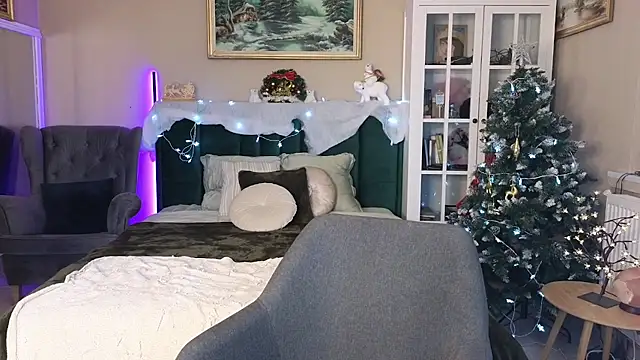 JoanneGG online show from December 18, 8:09 am